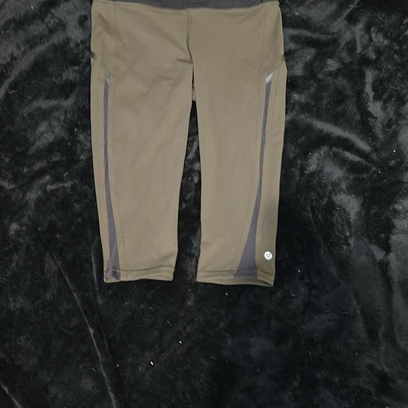 Lululemon Athletica Green and Black Capri Pants - Picture 7 of 7